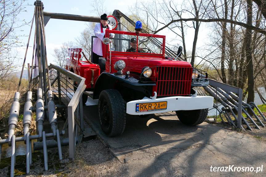 Błogosławieństwo pokarmów. Ksiądz przejechał przez Odrzykoń samochodem
