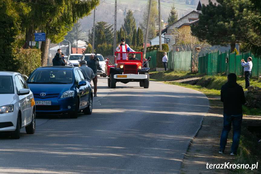 Błogosławieństwo pokarmów. Ksiądz przejechał przez Odrzykoń samochodem