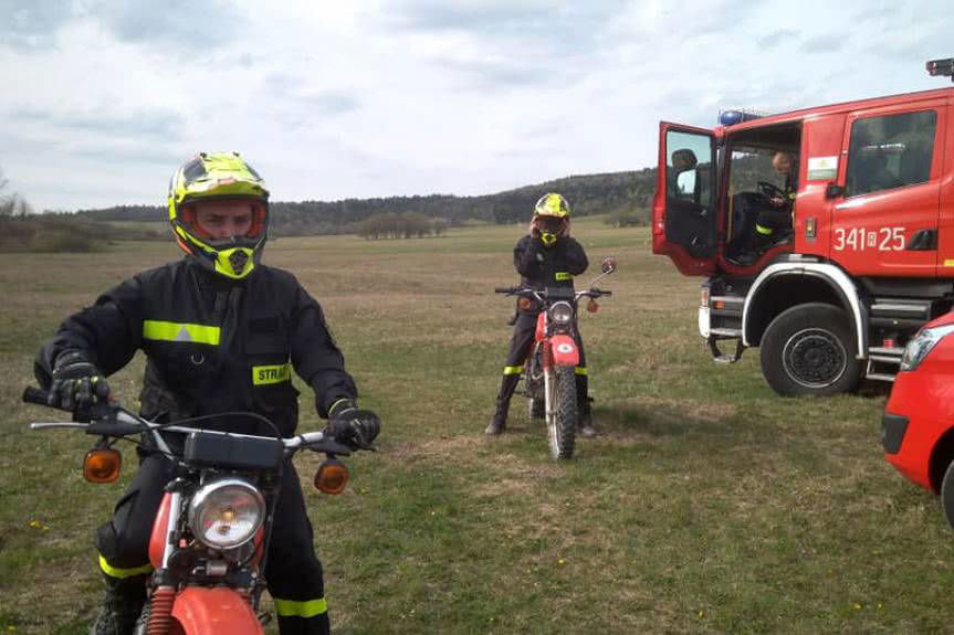 Paralotniarz utknął na drzewie