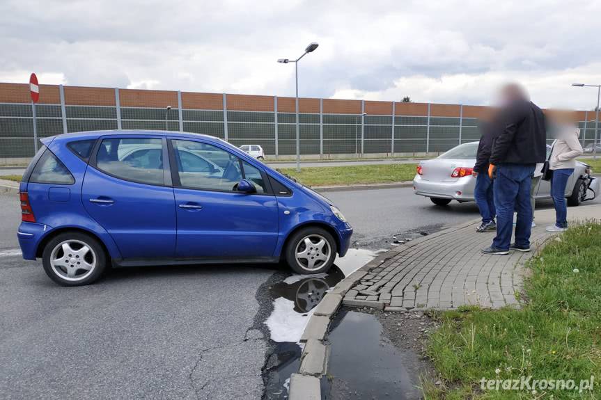 Zderzenie mercedesa i toyoty w Krośnie