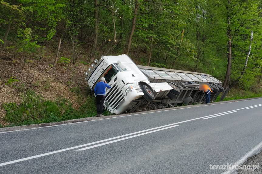 Widacz. Ciężarówka zsunęła się do rowu