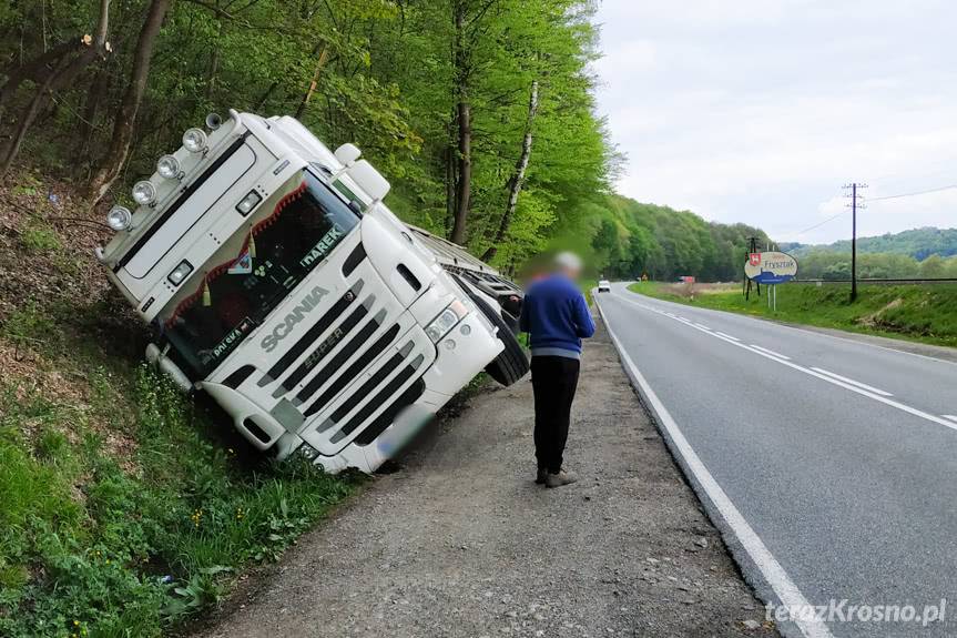 Widacz. Ciężarówka zsunęła się do rowu
