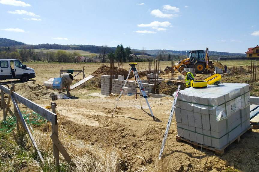 Czy zdążą na jubileusz 75-lecia? Budują remizę dla strażaków w Tylawie