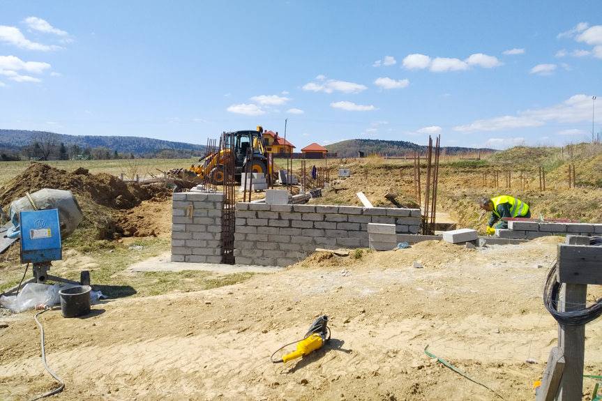 Czy zdążą na jubileusz 75-lecia? Budują remizę dla strażaków w Tylawie