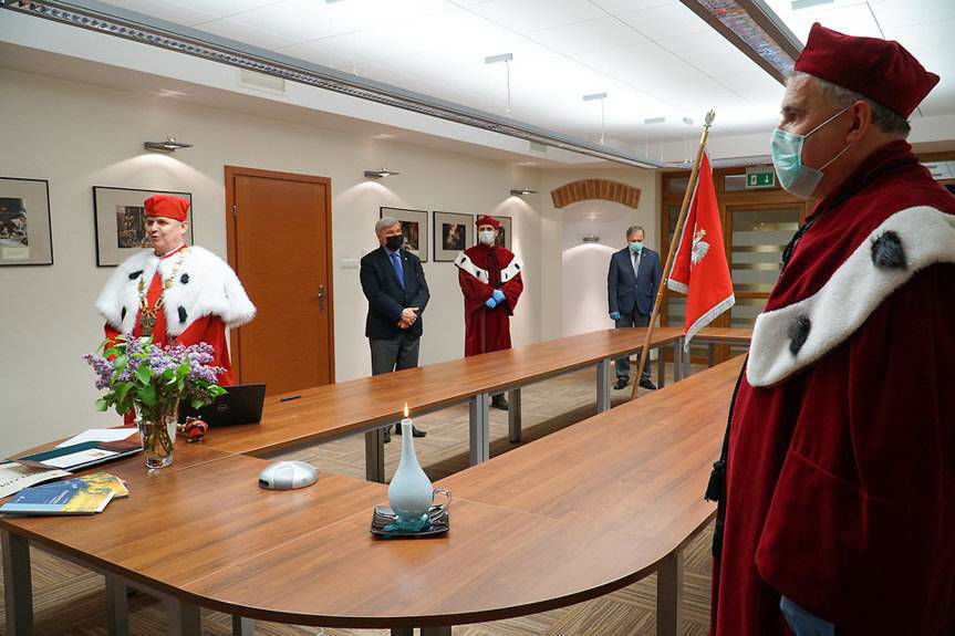 Niecodzienne wręczenie dyplomów w Krośnie