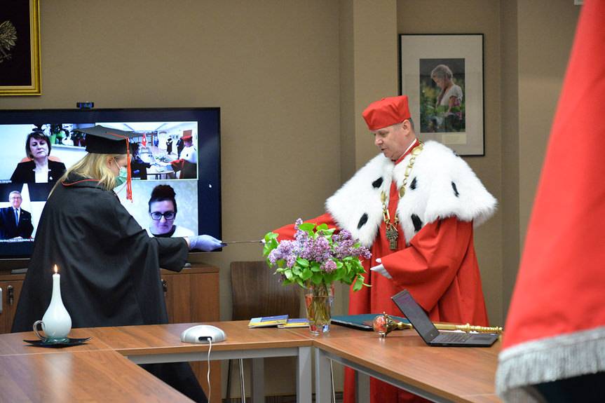 Niecodzienne wręczenie dyplomów w Krośnie