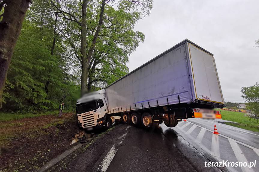 Jaszczew. Ciężarówka w rowie, zablokowany jeden pas ruchu