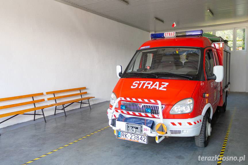 Mieszkańcy Polanki podarowali OSP drzwi garażowe