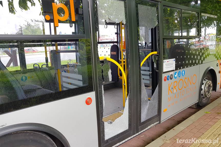 Zerwana linia, wybuch opon i uszkodzony autobus