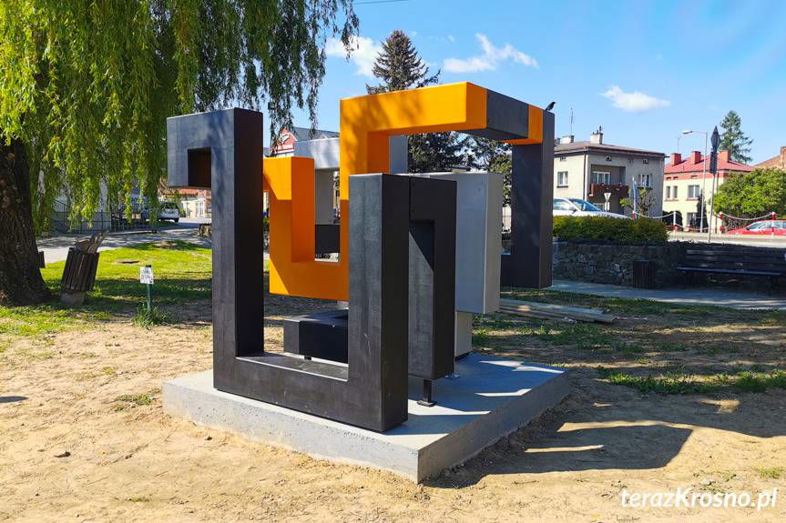 Rzeźba Witolda Śliwińskiego na starym "rondzie" w Krośnie