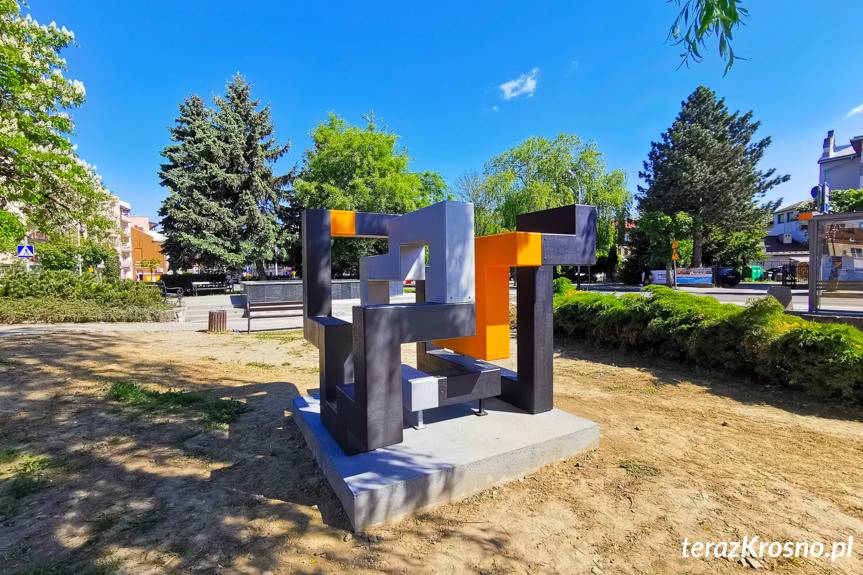 Rzeźba Witolda Śliwińskiego na starym "rondzie" w Krośnie