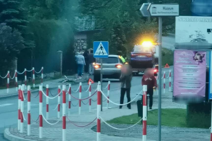 Kolizja w Zręcinie. Skosił słupki i uderzył w ogrodzenie