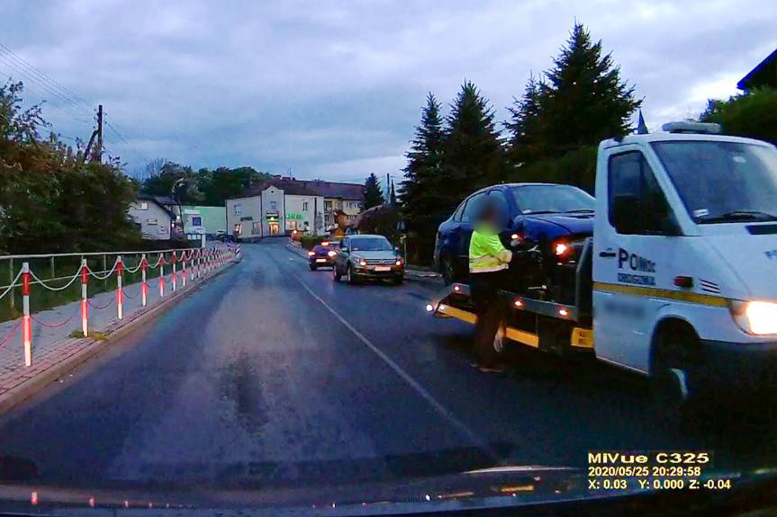 Kolizja w Zręcinie. Skosił słupki i uderzył w ogrodzenie