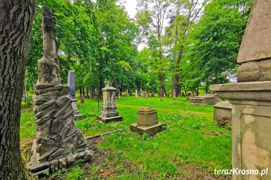 Krosno. Nagrobki powrócą na stary cmentarz. Po konserwacji
