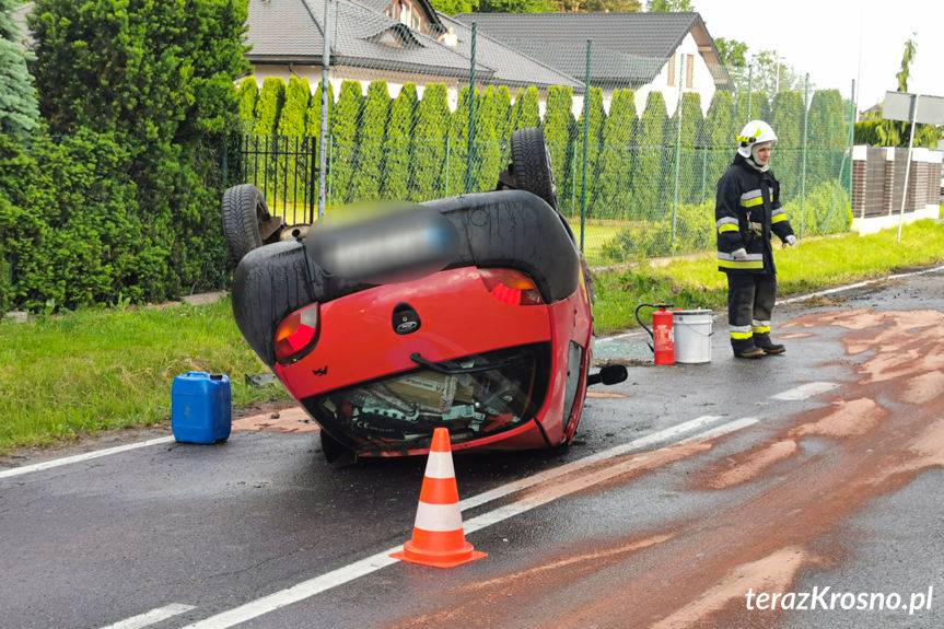 Krosno. Uderzył w przepust i dachował