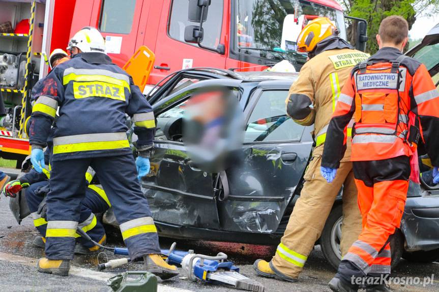 Wypadek w Zboiskach. Zderzenie osobówki i tira 