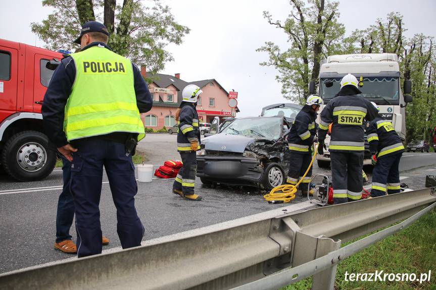 Wypadek w Zboiskach. Zderzenie osobówki i tira