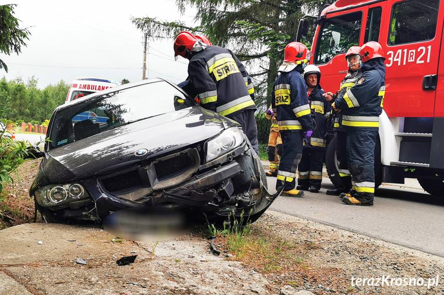Kolizja w Głowience, wjechał BMW w przepust