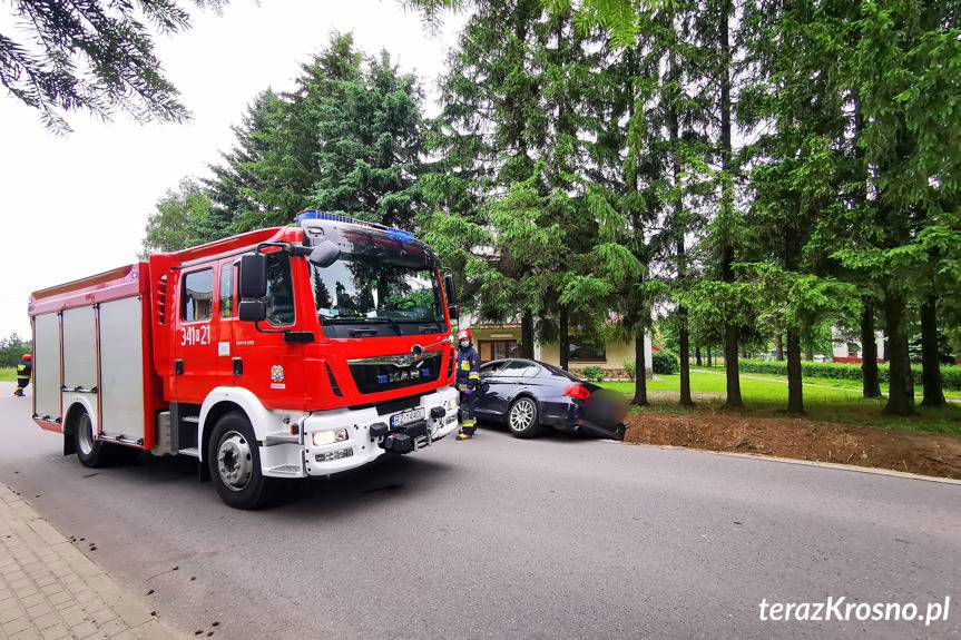 Kolizja w Głowience, wjechał BMW w przepust