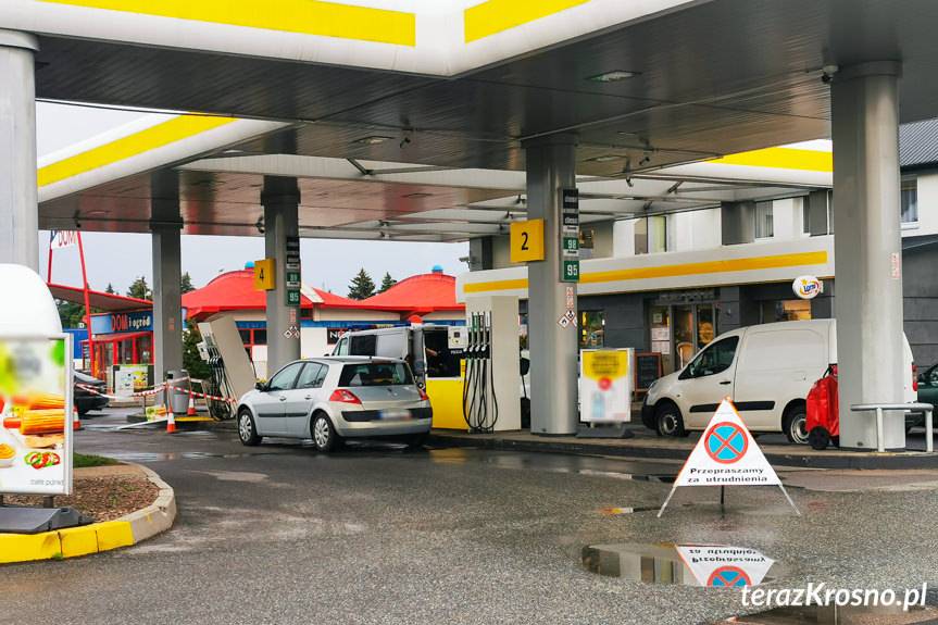 Staranował dystrybutor i inny samochód