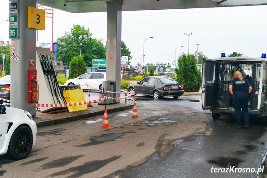 Staranował dystrybutor i inny samochód