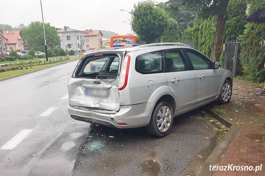 Nietrzeźwy kierowca autobusu w Krośnie wiózł pasażerów, spowodował kolizję