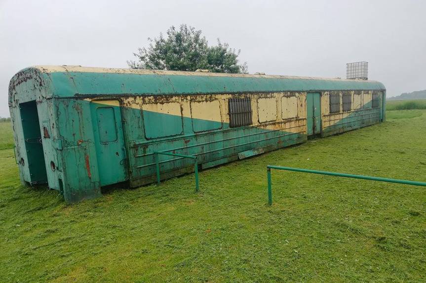 Nowa szatnia za wagon kolejowy w Pustynach