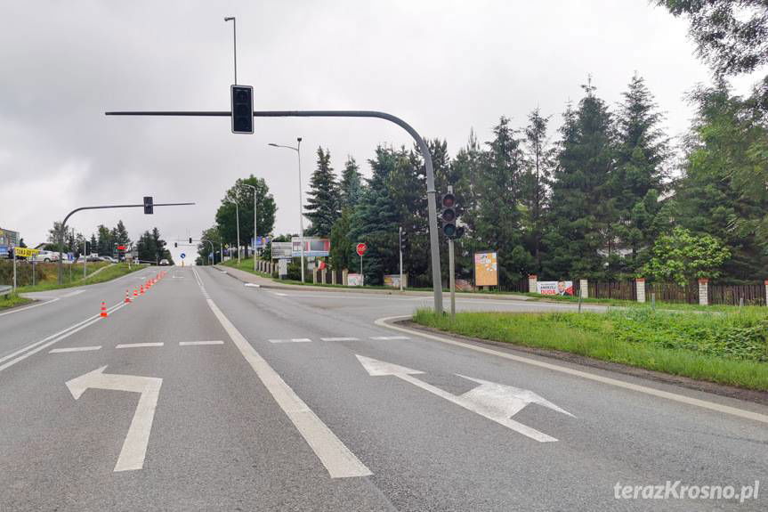 Nieznana substancja rozlana na jezdni