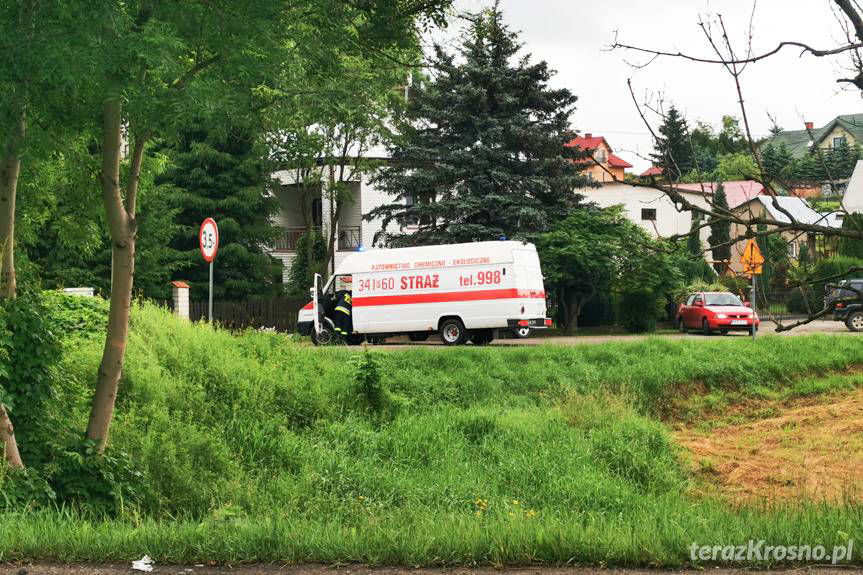 Nieznana substancja rozlana na jezdni