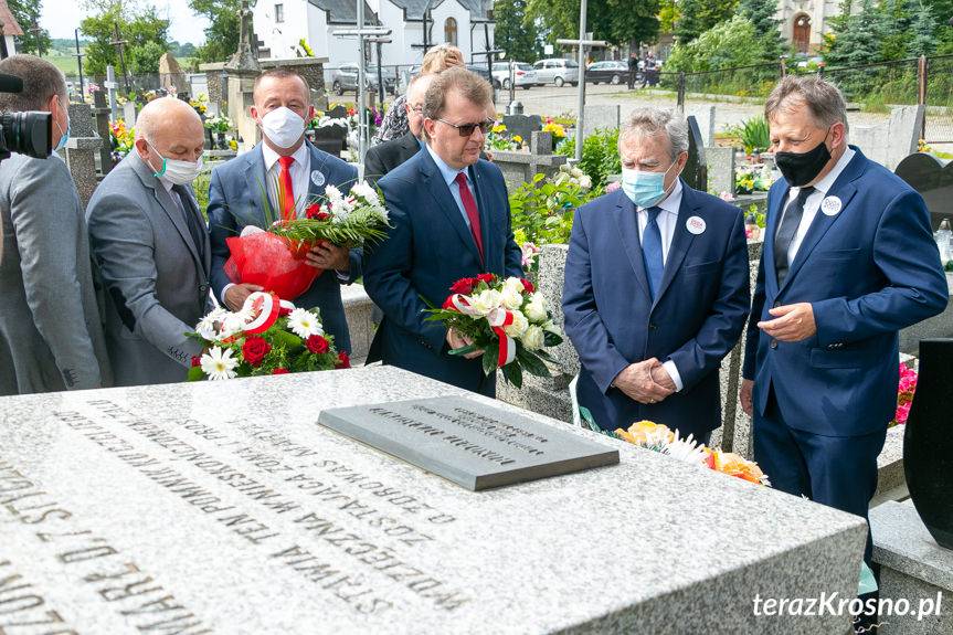 Wicepremier Piotr Gliński przy grobie Łukasiewicza w Zręcinie