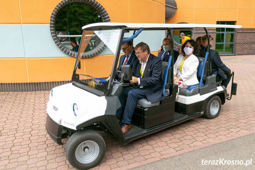 Wicepremier Piotr Gliński przy grobie Łukasiewicza w Zręcinie