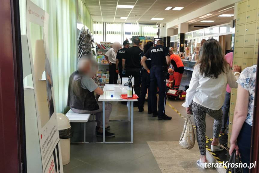 Mężczyzna z nożem na poczcie w Krośnie