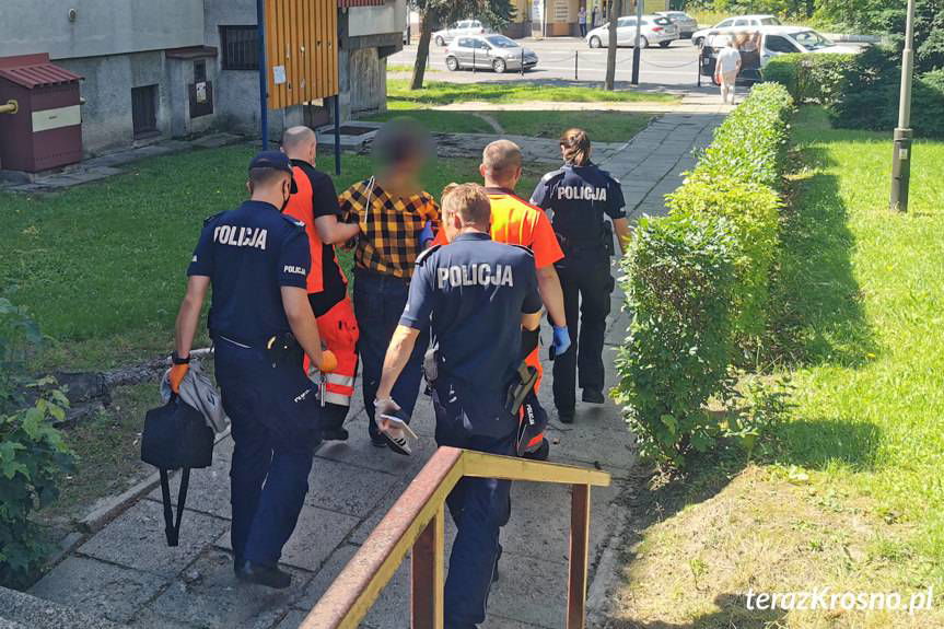 Mężczyzna z nożem na poczcie w Krośnie