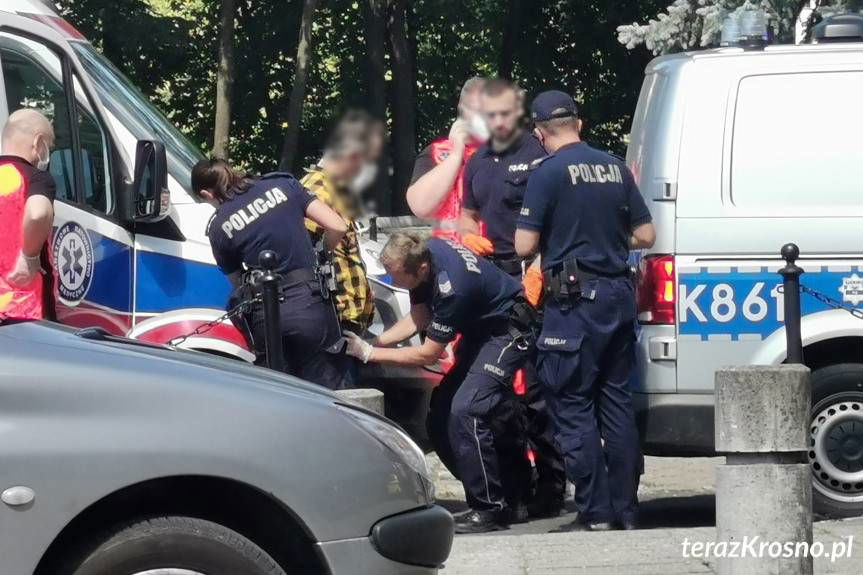 Mężczyzna z nożem na poczcie w Krośnie