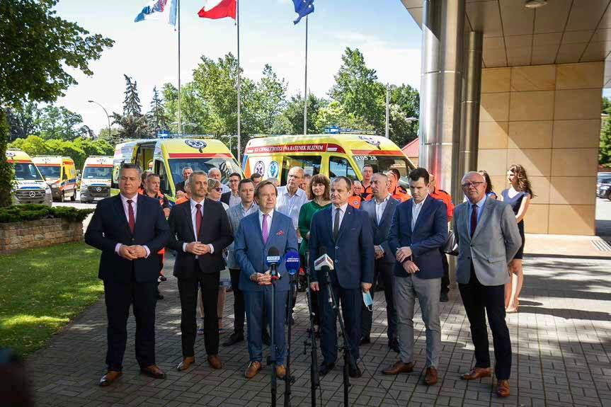 Karetki do walki z pandemią w Krośnie