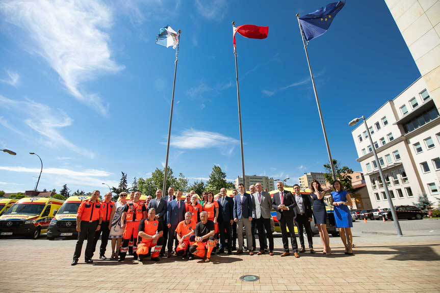 Karetki do walki z pandemią w Krośnie