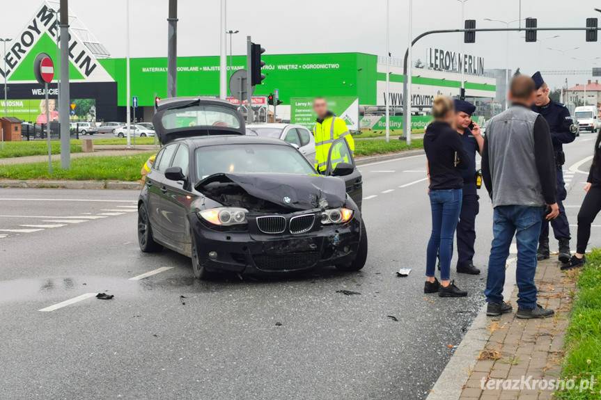 Zderzenie bmw i suzuki na skrzyżowaniu w Krośnie