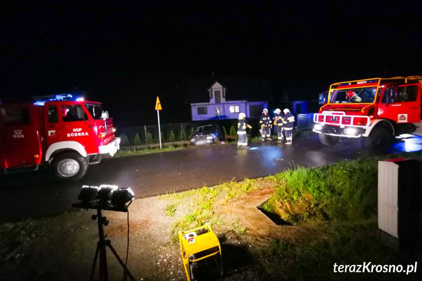 Volkswagen na ogrodzeniu. Kto nim kierował?