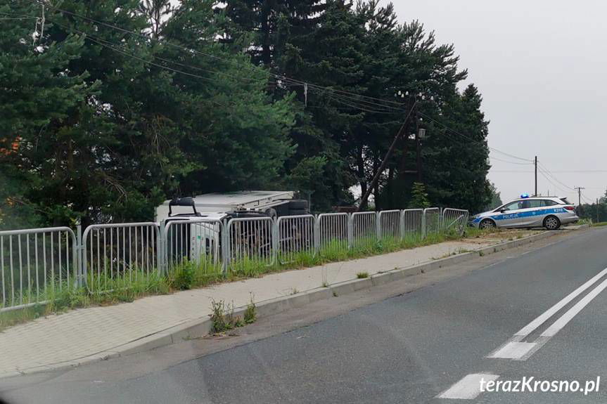 Ustrobna. Samochodem staranował barierki