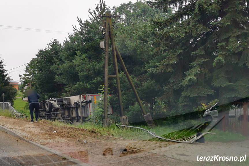 Ustrobna. Samochodem staranował barierki