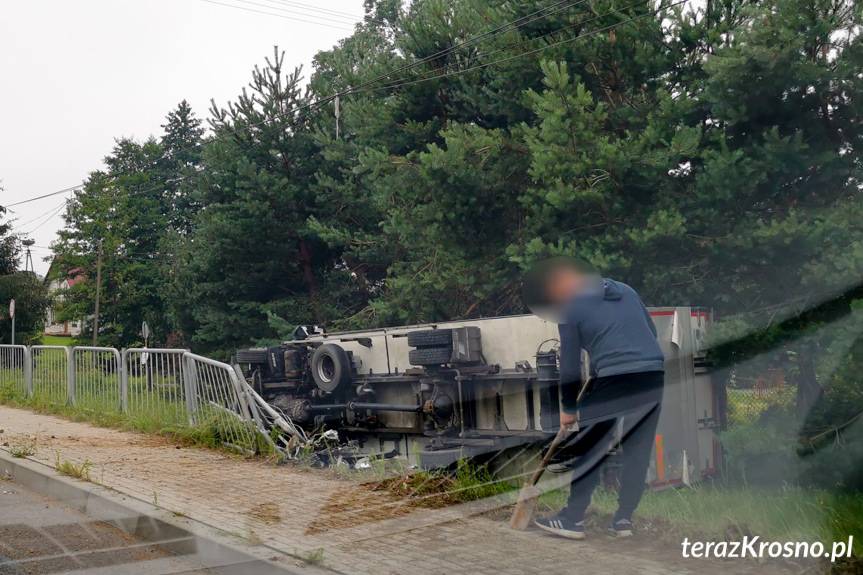 Ustrobna. Samochodem staranował barierki