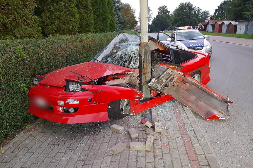 Nissan roztrzaskany na słupie