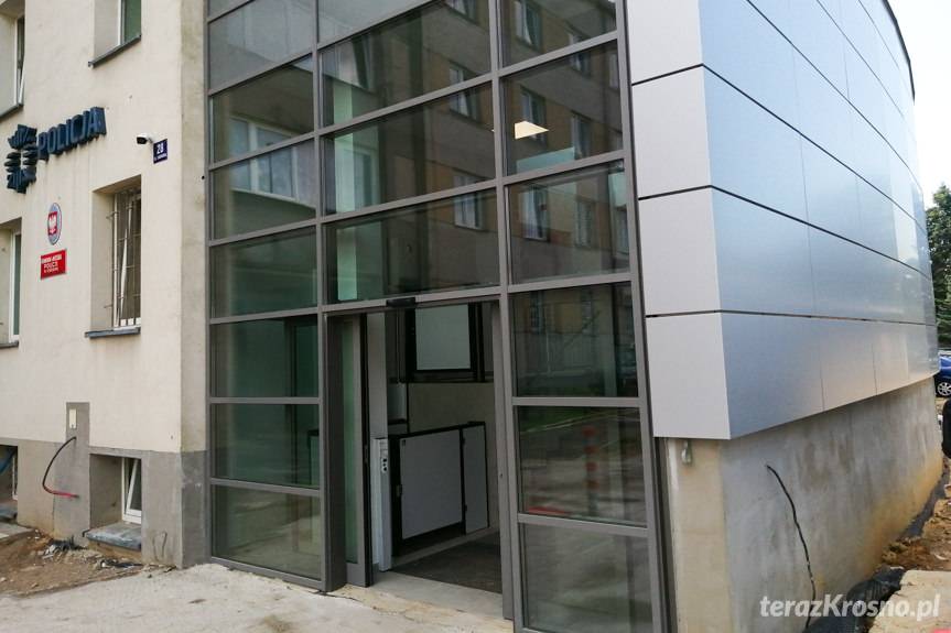 Krosno. Nowe wejście do budynku policji
