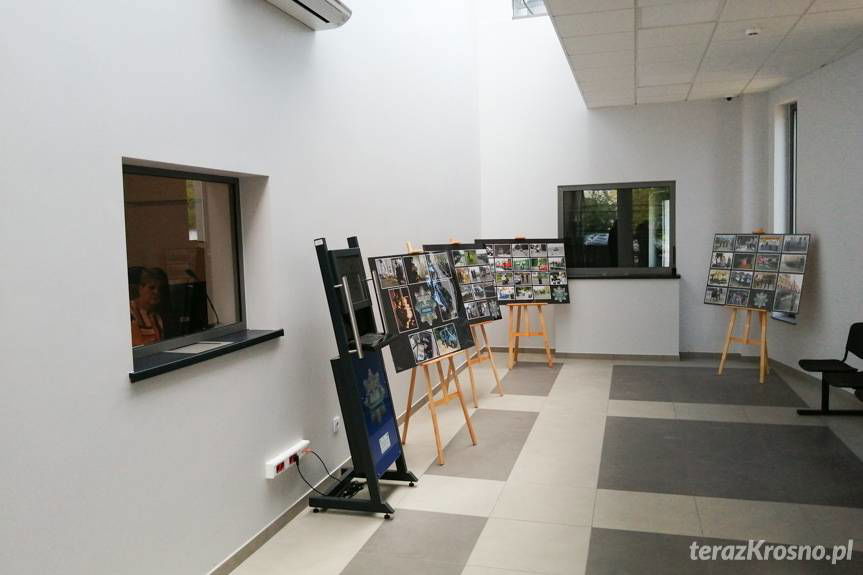 Krosno. Nowe wejście do budynku policji