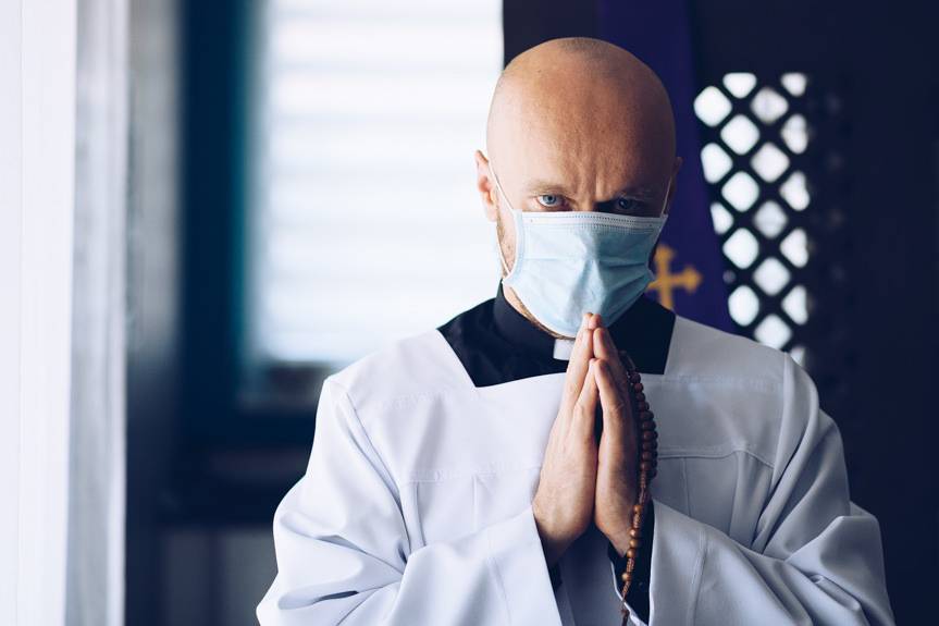 Episkopat przypomina o obowiązkowych maseczkach w kościołach