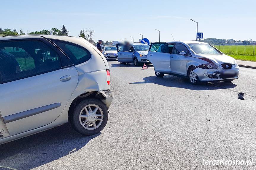 Kolizja trzech samochodów na Zręcińskiej