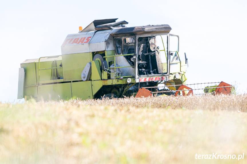 Sieniawa. Strażacy gasili pożar kombajnu