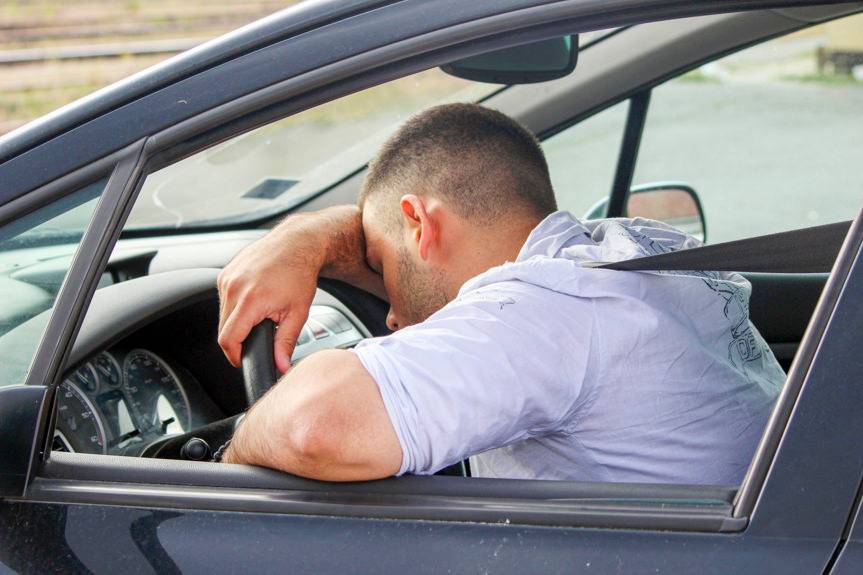 Pijany zasnął za kierownicą. Zauważyła go policjantka