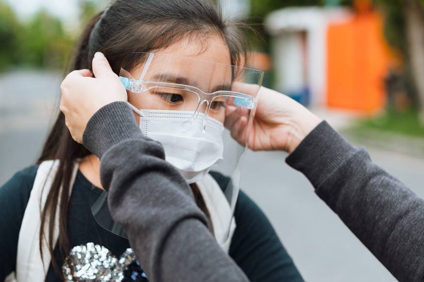 Uczniowie na lekcjach w przyłbicach?