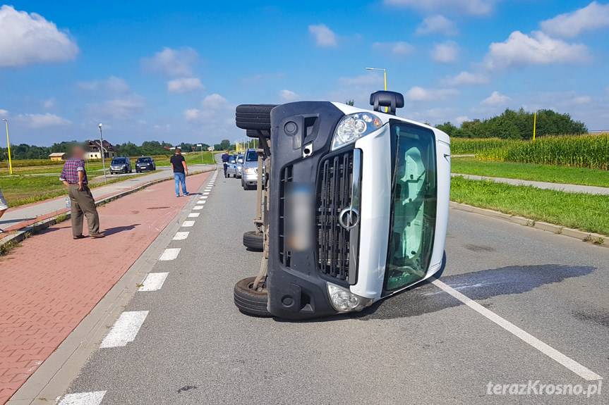 Kolizja na skrzyżowaniu, bus na boku